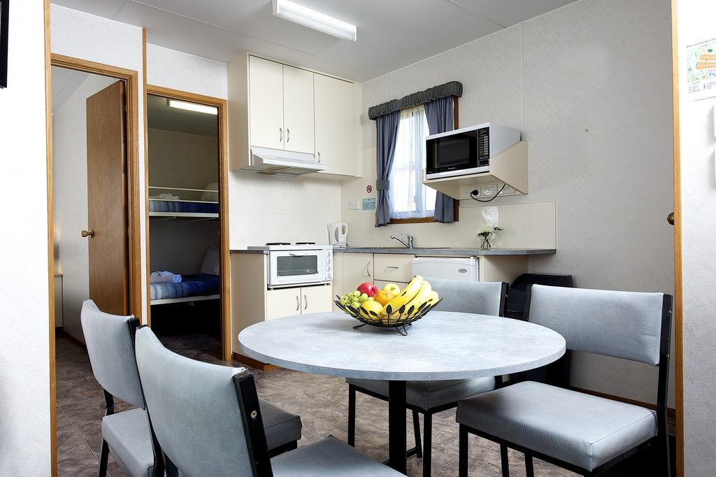 Lakes And Craters Holiday Park キャンパーダウン 部屋 写真